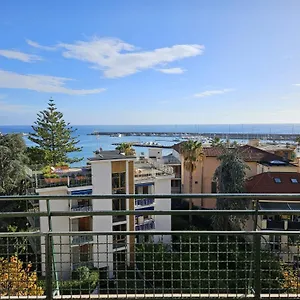 https://apt-la-baia-nel-porto.hotelitalianriviera.com